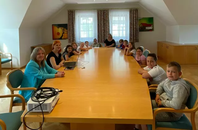 Der Kindergemeinderat bei der wichtigen Arbeit. | Foto: Gemeinde Loich