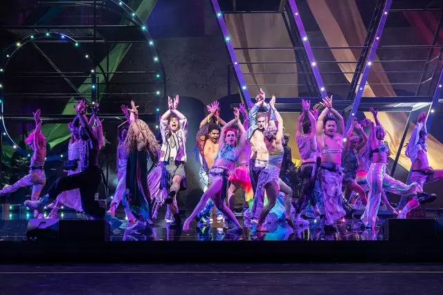 Das Musical "Hair" brachte die Botschaft des Friedens auf die Bühne des Landestheaters.  | Foto: SLT/Tobias Witzgall