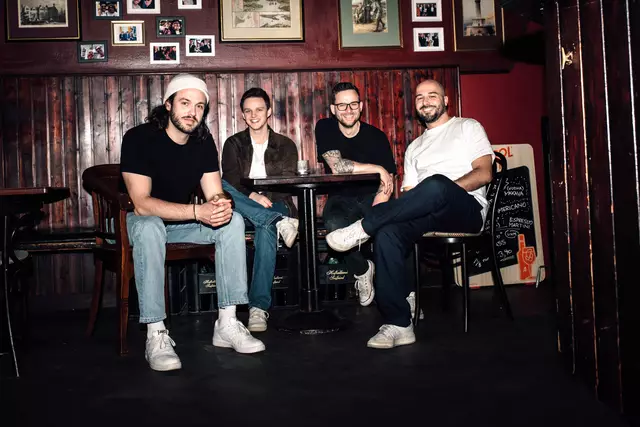 Fabian Schwan (links) kommt aus Hartkirchen und ist Teil der Band „Schwanara“. | Foto: Thomas Wenig