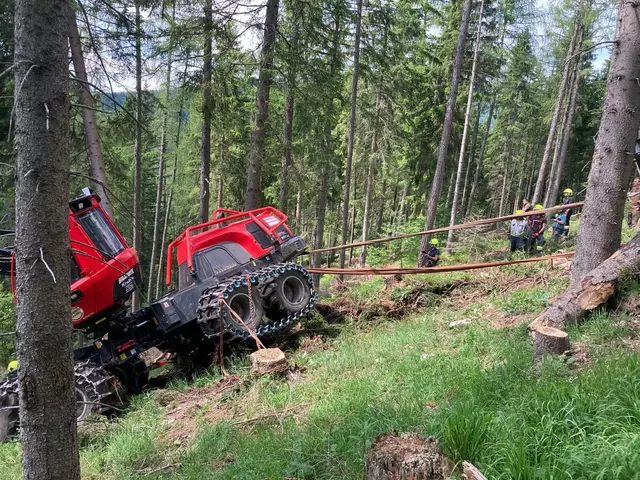 Der Harvester wurde mit zwei Greifzügen von der Feuerwehr gesichert.  | Foto: FF Neuberg