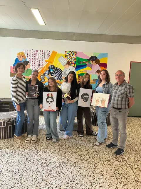 Die erfolgreichen Teilenehmerinnen mit Betreuerin Juliana Kohlmaier (l.) und Direktor Gerald Posch (r.). | Foto: PTS Feldbach