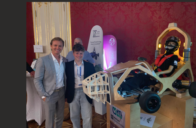 Sebastian Mitterbäck (Schüler der 2. Klasse Umwelttechnik) mit Formel 1 Weltmeister Nico Rosberg | Foto: Martin Mitterer