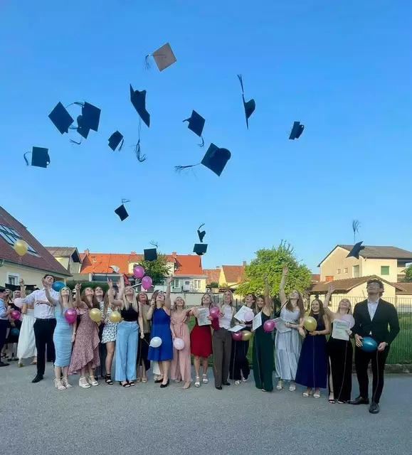 Traditionell flogen die Absolventinnen- und Absolventenhüte in die Luft. | Foto: HLW Pinkafeld