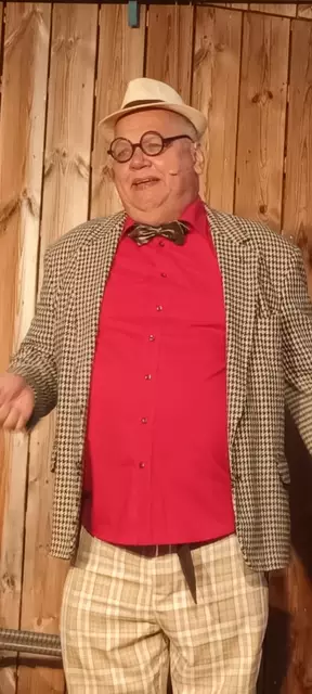 Harti als Prof. Balduin Gießvogel, schoß den Pointenvogel ab.