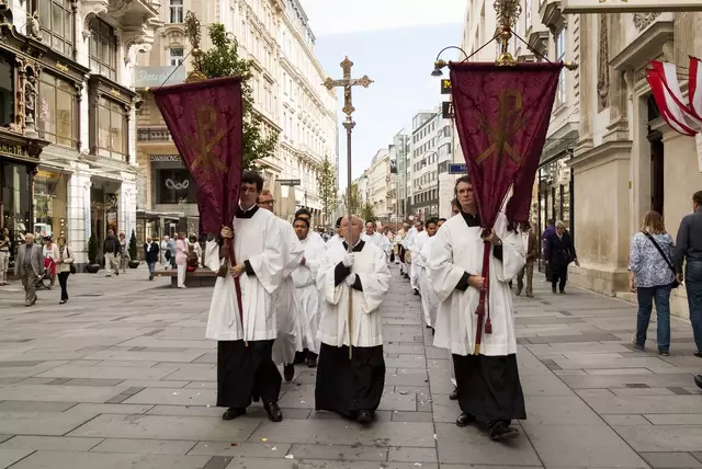 Der bekannteste der Wiener Fronleichnamsumzüge findet in der Wiener City statt. Dieser macht Halt an mehreren Gotteshäusern, etwa vor der Michaelerkirche. | Foto: franz perc / ChromOrange / picturedesk.com