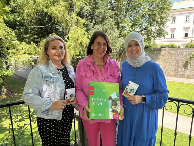 Freuen sich schon auf den Rucksack-Sommer: Ulrike Stefflbauer (Mitte) mit den Stadtteilmüttern Besa (links) und Tezcan. | Foto: Lisa Gold