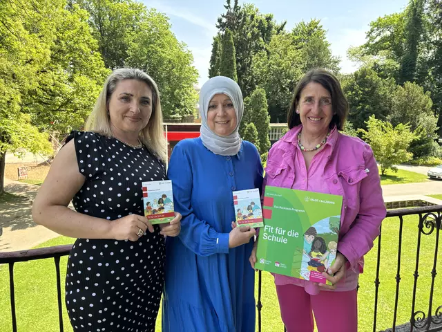 Freuen sich schon auf den Rucksack-Sommer: Ulrike Stefflbauer (rechts im Bild) mit den Stadtteilmüttern Besa (links) und Tezcan. | Foto: Lisa Gold