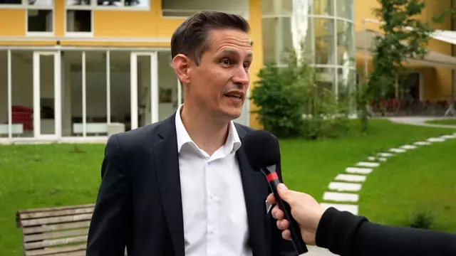 Der Direktor von St. Virgil, Jakob Reichenberger, betont, wie gut es mit der Friedenstagung gelingt durch Bildung die Gesellschaft zu verändern.  | Foto: Stefan Schubert