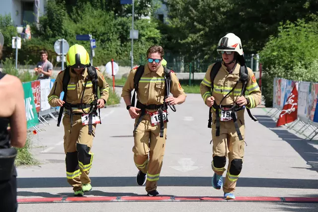 Feuerwehrmitglieder waren in Vollausrüstung dabei.