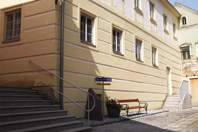 Heute-Foto vom Juni 2025. Beim linken Stiegenaufgang sind schon wieder Schäden sichtbar. | Foto: B. Hofmann