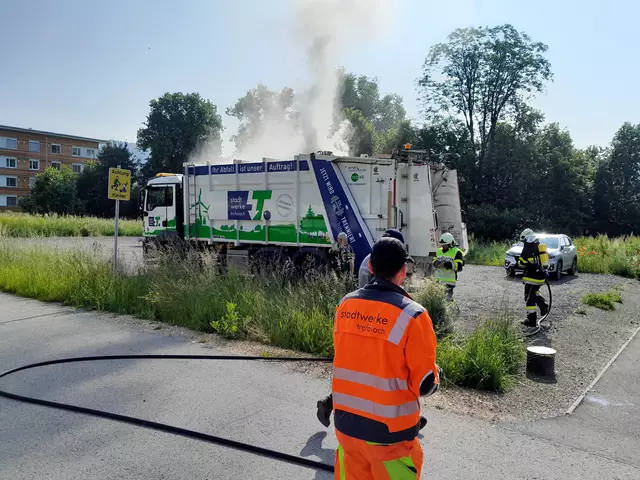 Am vergangenen Mittwoch kam es zu einer brandgefährlichen Situation in der Wiesengasse Trofaiach: Wegen eines falsch entsorgten Akkus brannte das Innere eines Müllautos.  | Foto: Stadtwerke Trofaiach