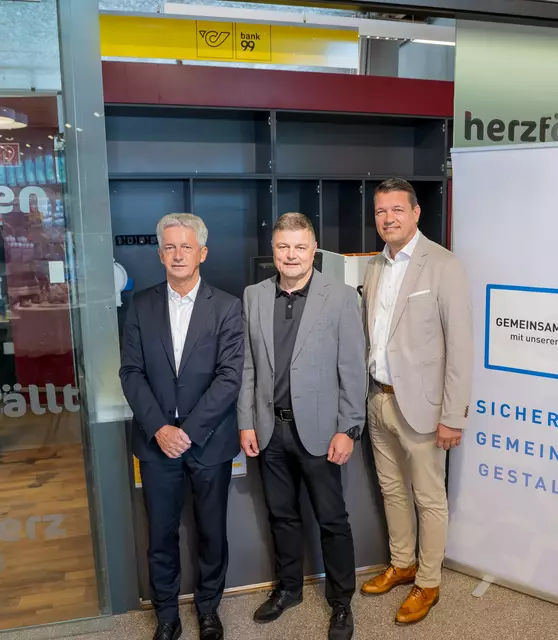 Bei der Eröffnung: Alois Mondschein (Leitung Zentrales Post Partnermanagement), Bgm. Johannes Strobl und MPREIS-Geschäftsführer Ingo Panknin,  | Foto: Promedia