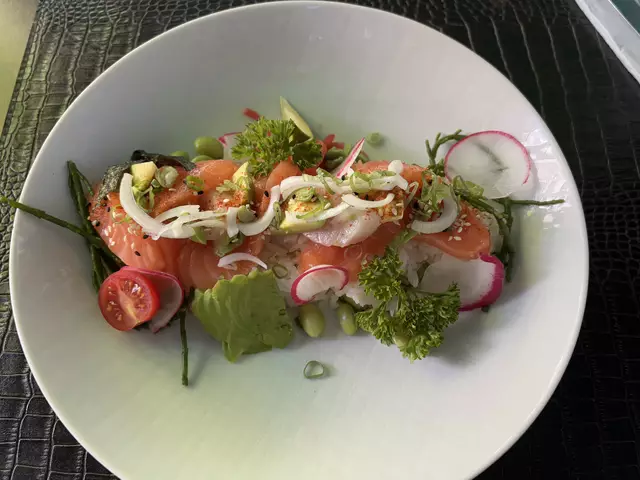 Die Chirashi-Bowl - Ooi serviert in seinem Lokal Sashimi von Lachs auf Sushireis mit Junglauch, Meeres-Spargel, Avocado und japanischem Bergpfeffer - ist ein sehr beliebtes japanisches Gericht. | Foto: Schrofner