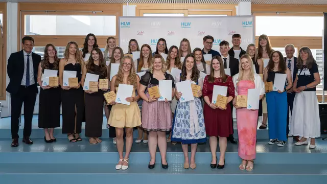 Klassenfoto der Maturantinnen und Maturanten mit Klassenvorstand Wolfgang LIchtner (li.), Direktor Adolf Lackner und Klassenvorständin der ersten zwei Jahre Anita Profunser. | Foto: (c) hlwspittal 2025, Richard Krämmer