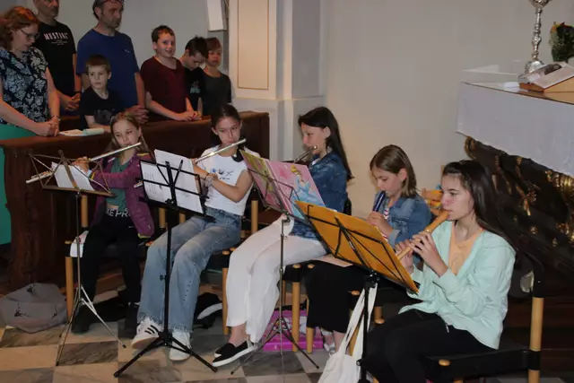 Die KIKA-Spielgruppe gestaltete den Familiengottesdienst mit erfrischenden Liedern. | Foto: Jordan