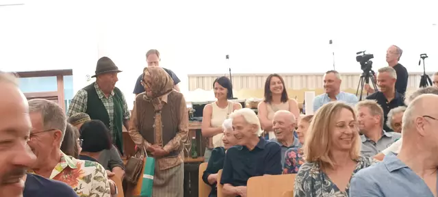 Der Einzug der Oldies nach der  Werbefahrt für Senioren. 