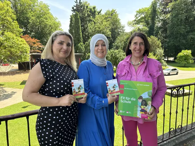 Freuen sich schon auf den Rucksack-Sommer: Ulrike Stefflbauer (rechts im Bild) mit den Stadtteilmüttern Besa (links) und Tezcan. | Foto: Lisa Gold