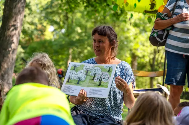Im Hammerpark gibt es unter schattigen Bäumen spannende Geschichten. | Foto: Christian Krückl