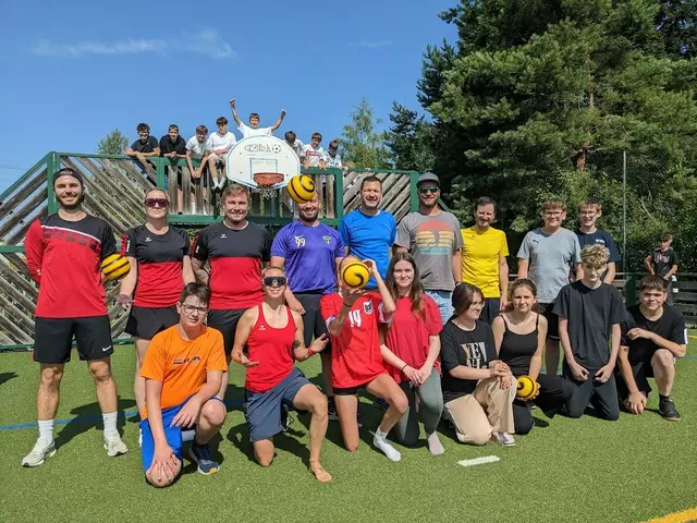 Dodgeballturnier: Die Nicht-Sportklassen gaben auf dem Spielfeld in St. Valentin alles, um den Ball zu fangen, auszuweichen und Punkte zu sammeln.

 | Foto: Sport/Mittelschule St. Valentin