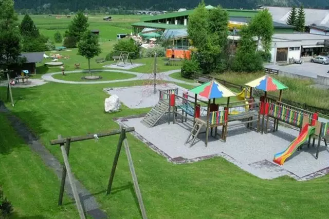 Spielplatz in Ehrwald beim Kulturzentrum | Foto: TZA