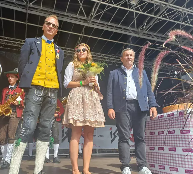 Dietmar Walser und Hermann Huber mit der Käsekönigin des vergangenen Jahres, Hannah Zangerle | Foto: Hammerl