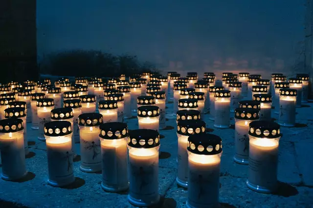Im Anschluss an das Konzert für die Rollenden Engel wurde noch ein Lichtermeer mit der „Letzte-Wünsche-Kerze“ entzündet. | Foto: Roland Gruijthuissen