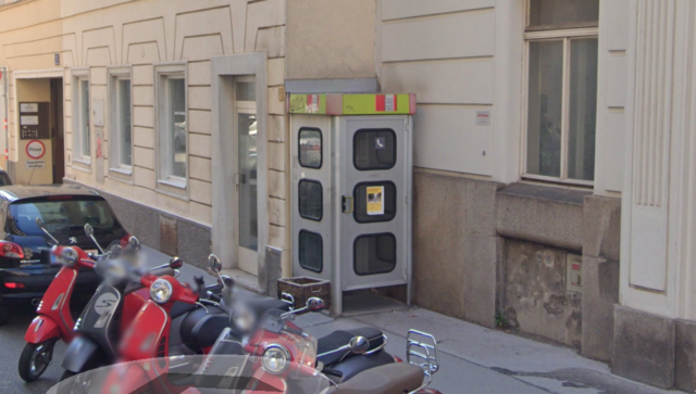 Die Telefonzelle in der Taubstummengasse ist verschmutzt und zugemüllt. Eine Anfrage bei A1 ergibt, dass die Kabine demnächst abgebaut werden soll. | Foto: Google Maps/Screenshot