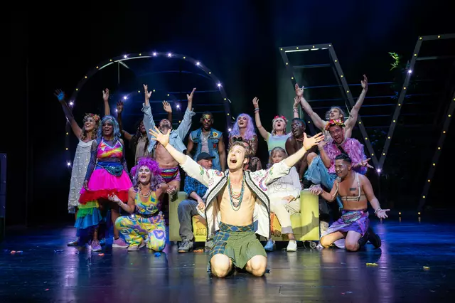Das Musical "Hair" verbreitete die Botschaft des Friedens und der Diversität auf der Bühne des Landestheaters. | Foto: SLT/Tobias Witzgall
