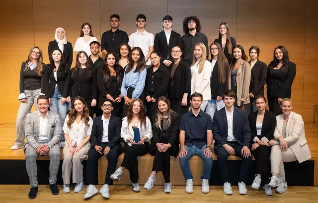 Die BHAK 10 Schüler hinter "Flex Diga". | Foto: Kardea-Preis