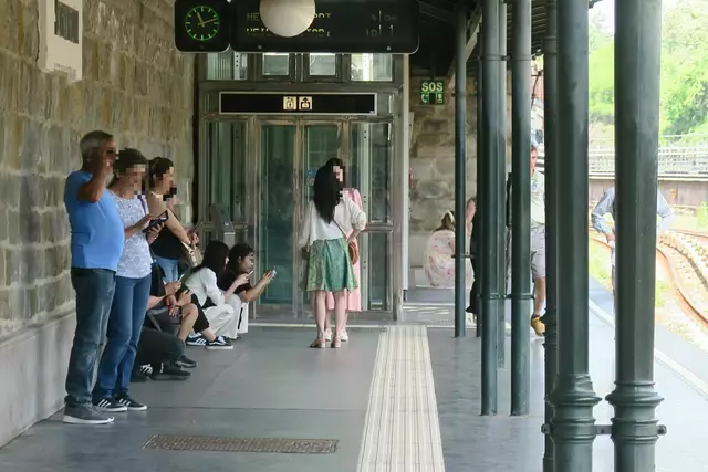 Bei der U4 Station Schönbrunn müssen Passagiere derzeit stehend oder hockend auf ihre U-Bahn warten. Die Bänke wurden temporär entfernt. | Foto: Patricia Hillinger/MeinBezirk