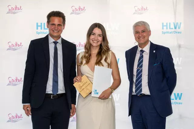 Prüfungszeugnisverleihung mit besonderem Geschenk des Klassenvorstandes.

Klassenvorstand Wolfgang Lichtner, Klassensprecherin über 5 Jahre Michelle Langreiter und Direktor Adolf Lackner | Foto: (c) hlwspittal 2025, Richard Krämmer