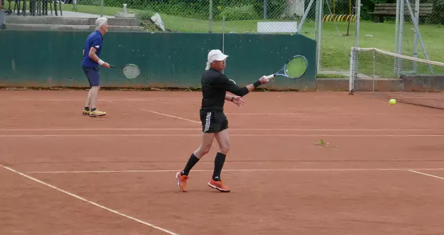 Ernst Tlusty zieht voll durch und fertigt seinen Gegner Manfred Thaler klar mit 6:0, 6:0 ab. | Foto: Zweirad Weber