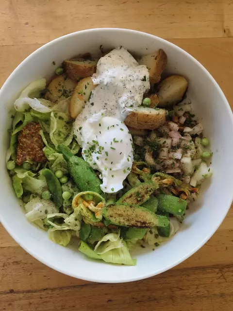 Bowls mit Salat, Hülsenfrüchten, gegrilltem Gemüse, einer Kohlehydratquelle, wie Kartoffeln und einem leichten Sauerrahmdipp gekrönt mit einem pochiertem Ei- so einfach und ausgewogen kann die Ernährung im Sommer sein. | Foto: MeinBezirk