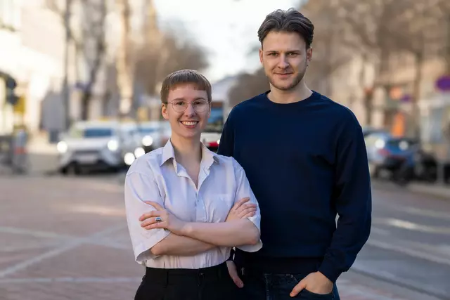 Nathalie Burkowski und Matthias Kaltenböck, Bezirksräte der KPÖ Brigittenau, warnen vor Luxuswohnungen und Leerstand. | Foto: KPÖ Brigittenau