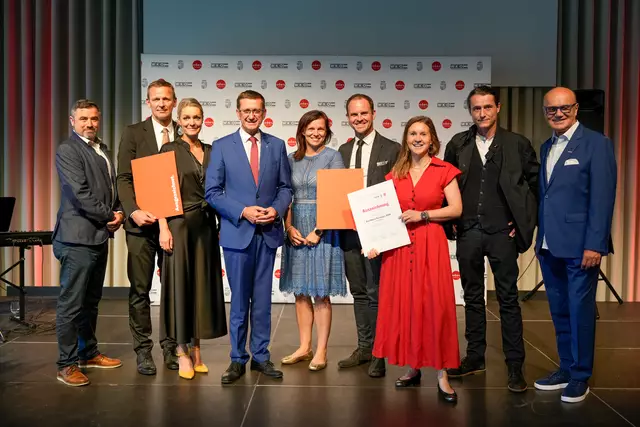 Christian Grünbart (Hotel Aviva, 2. v. l.), Alexander Pilsl (Hotel Guglwald, 4. v. r.) und Eva-Maria Pürmayer (Hotel Bergergut 3. v. r.) wurden ausgezeichnet. | Foto: Oberösterreich Tourismus GmbH/ Martin Fickert