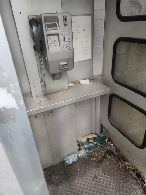 Zigarettenstümmel und Plastikflaschen bekleiden den Boden, Papiertücher liegen herum – hier wurde länger nicht mehr saubergemacht. | Foto: zVg