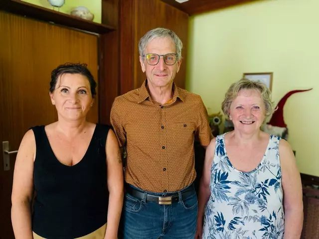 v.li.n.re.: Tochter Alexandra Gumpenberger, Bürgermeister Paul Kirchberger und die Jubilarin Monika Waldbauer | Foto: Patricia Keller