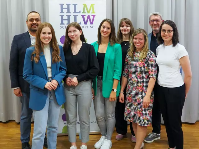 v.li.n.re.: Claus Hamberger (Initiator), Magdalena Polsterer (Obfrau), Marlene Gritsch (Obfrau-Stv.), Theres Erber (Schriftführerin), Julia Riedl (Schriftführerin-Stv.), Johanna Scherz (Kassierin-Stv.), Roland Mittermair (Schulleiter), Anna Krappel (Kassierin
 | Foto: HLMHLW Krems