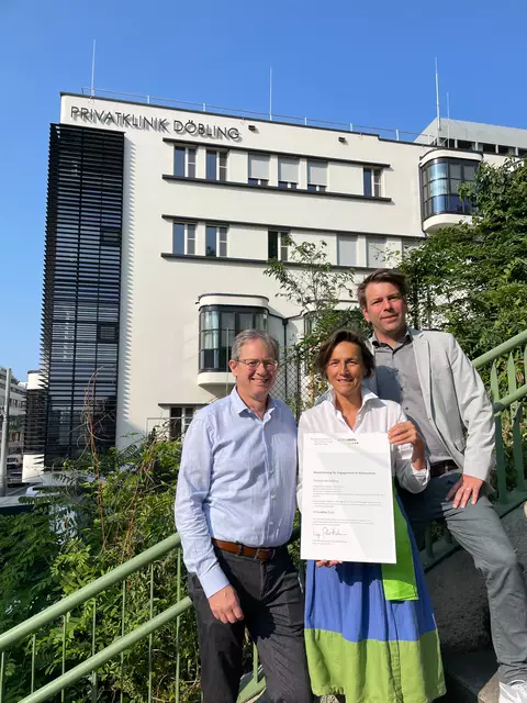 Thomas Koller (Gesamtprojektleiter und Geschäftsführer der Mavie Med IMS), Christiane Windsperger (Geschäftsführerin Privatklinik Döbling) und Clemens Kettner (Leiter Baumanage-ment Mavie Med IMS) mit der Auszeichnung. (v.l.n.r. ) | Foto: Mavie Med