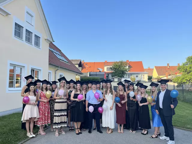 Die Maturantinnen und Maturanten der HLW Pinkafeld freuten sich über den erfolgreichen Abschluss. | Foto: HLW Pinkafeld