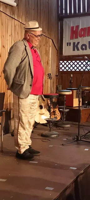 Harti als Prof. Balduin Gießvogel, ein Psychophobiker mit Grill, sucht Dame mit Kohle.