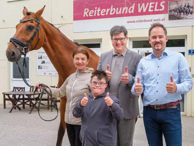 Tobias Loizenbauer (vorne) zeigt sich zusammen mit Karin Wurm vom Reiterbund Wels erfreut über das neue Therapiepferd „Rotary Stakkartoon“, das vom Rotary Club Wels, vertreten durch Franz Edlbauer und Claus Bruckschweiger, gesponsert wurde. | Foto: RC Wels