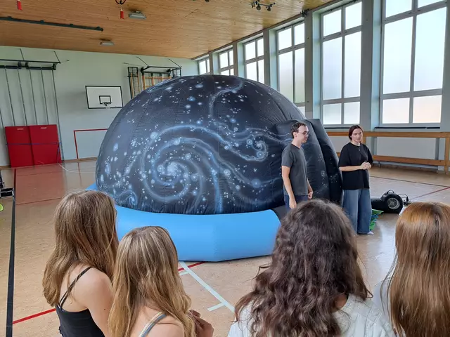 Der Turnsaal der Schule in Drosendorf verwandelte sich für einen Vormittag in ein Tor zum Weltall. | Foto: Martina Neugebauer