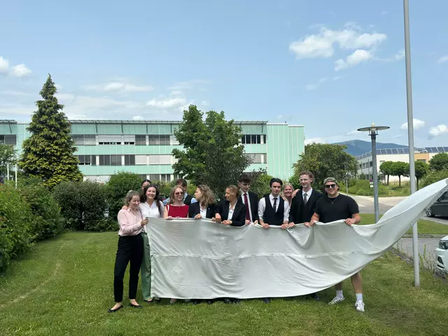 Weiße Fahne für alle drei Klassen: Die Maturantinnen und Maturanten der 5AT, 5BT und 5CT der KTS Villach haben 2025 mit Bravour bestanden. | Foto: KTS Villach