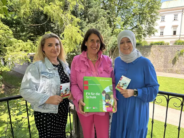 Freuen sich schon auf den Rucksack-Sommer: Ulrike Stefflbauer (Mitte) mit den Stadtteilmüttern Besa (links) und Tezcan. | Foto: Lisa Gold