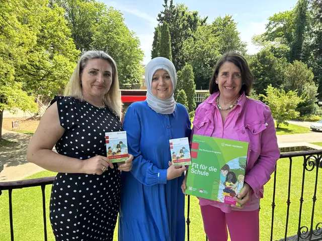 Freuen sich schon auf den Rucksack-Sommer: Ulrike Stefflbauer (rechts im Bild) mit den Stadtteilmüttern Besa (links) und Tezcan. | Foto: Lisa Gold