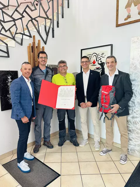 Christian und Martin Juen freuen sich über die Ehrung der Wirtschaftskammer.  | Foto: WK Landeck