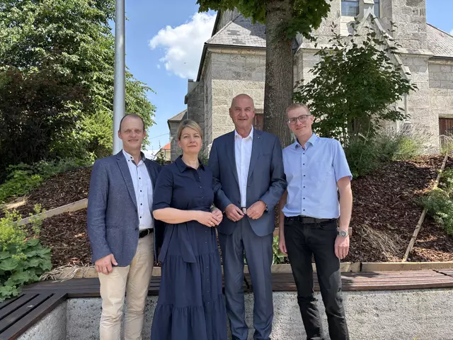 Bürgermeister Gerhard Gebeshuber, Bezirkshauptfrau Elisabeth Leitner, Landesrat Christian Dörfel und Amtsleiter Markus Schedlberger (v.li.). | Foto: Gemeinde Wartberg