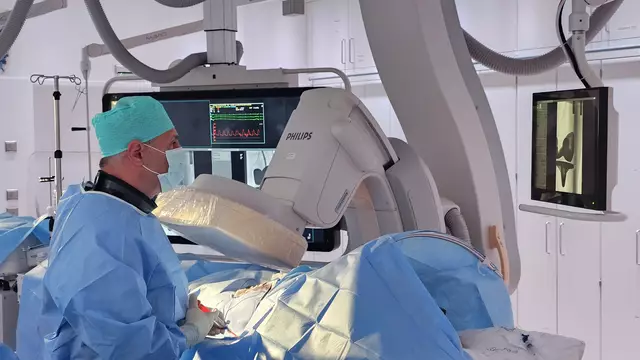 Durch das kontrollierte Verschließen von neu gebildeten Blutgefäßen wird der Schmerz für die Patienten reduziert. | Foto: KSK / Tinhof