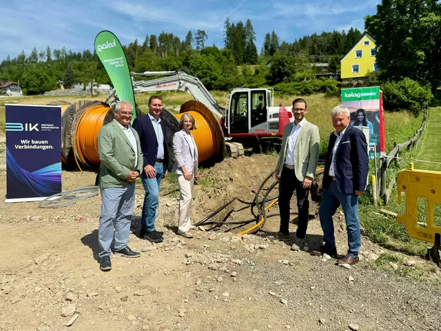Peter Schark (BIK), Petra Rodiga-Laßnig (Kelag), Reinhard Draxler (Vorstand der Kelag), Landesrat Sebastian Schuschnig und Bgm. Josef Liendl bei der Präsentation des Bauprogramms 2025. | Foto: Büro LR Schuschnig/Habich